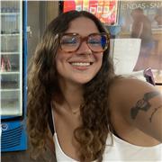 Profesora imparte clases a niños de todas las edades